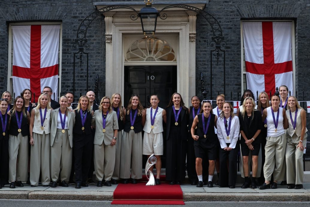 足球再次回家了  英女足凯旋回国