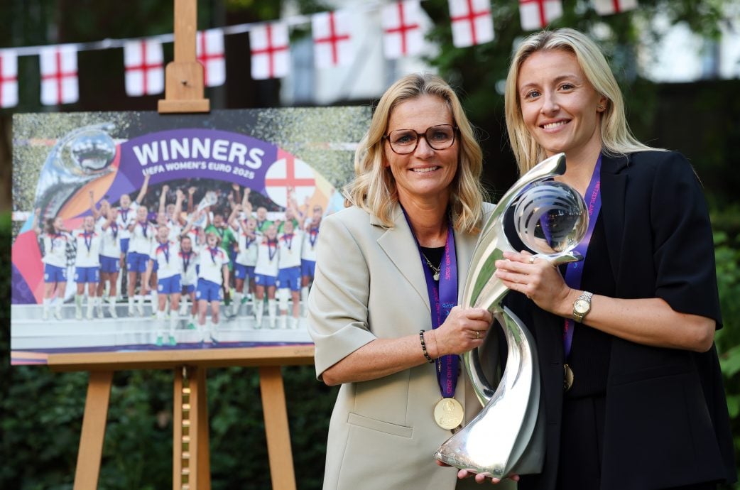 足球再次回家了  英女足凯旋回国