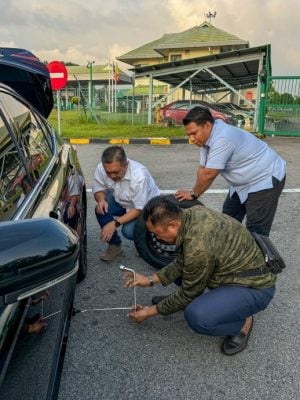 路旁换漏气轮胎 黄思汉获交警暖心施援手
