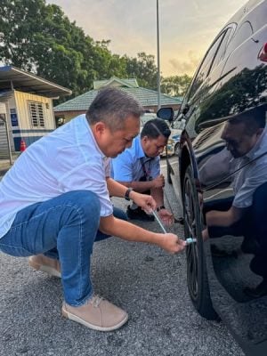 路旁换漏气轮胎 黄思汉获交警暖心施援手