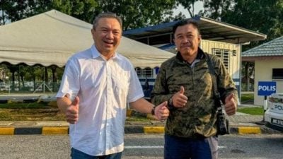 路旁换漏气轮胎 黄思汉获交警暖心施援手