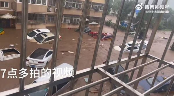 路边车辆全消失！北京“洪灾已致30多人死讯　居民：60分钟淹掉一层楼