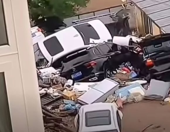 路边车辆全消失！北京“洪灾已致30多人死讯　居民：60分钟淹掉一层楼