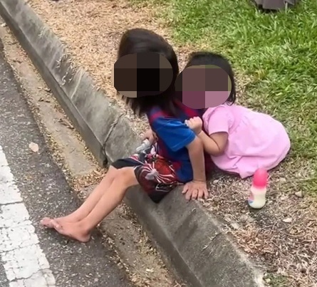 蹲坐路边2女童非遭遗弃 警方证实:趁父熟睡偷溜出门