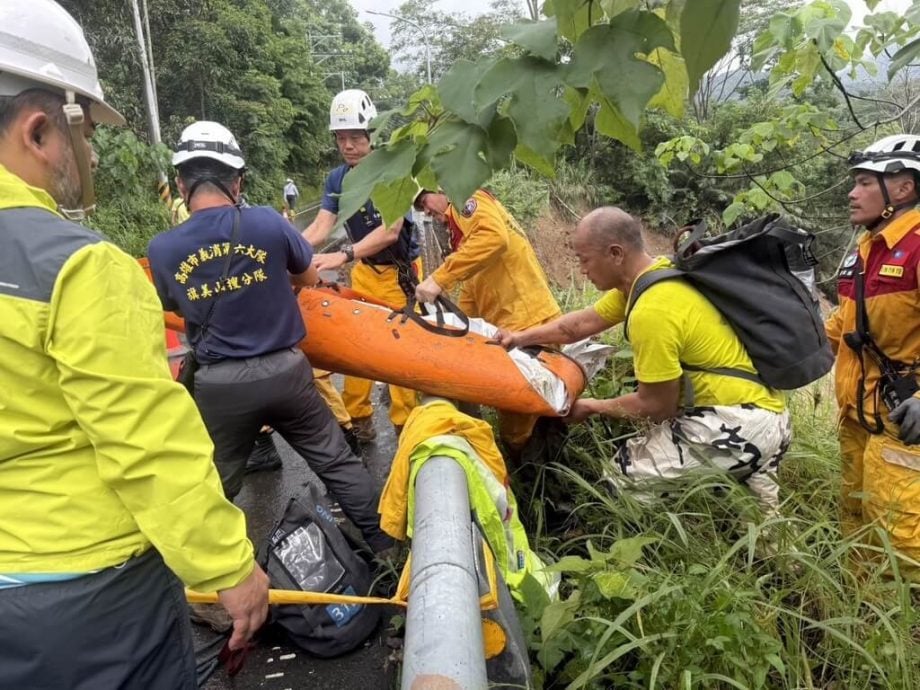 车辆暴雨中坠深谷 父为救家人下再谷底 五口齐罹难