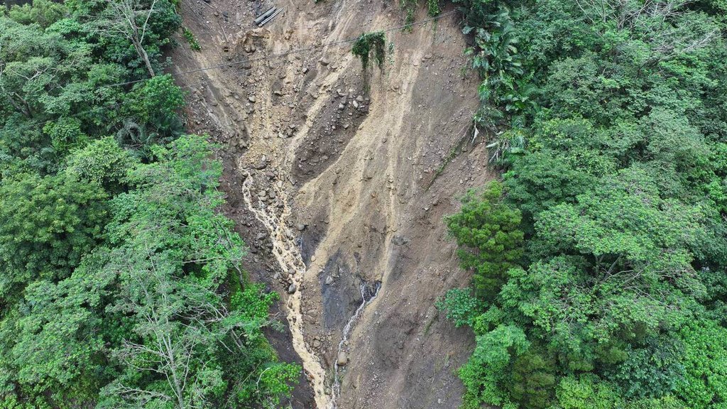 车辆暴雨中坠深谷 父为救家人下再谷底 五口齐罹难