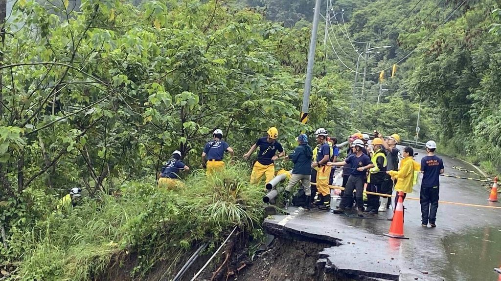 车辆暴雨中坠深谷 父为救家人下再谷底 五口齐罹难