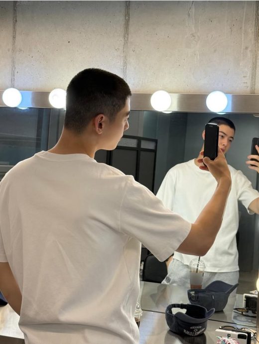 车银优入伍前开直播 害羞抚头:真的不习惯