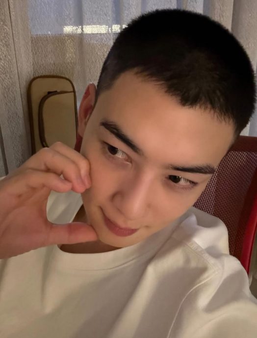 车银优入伍前开直播 害羞抚头:真的不习惯