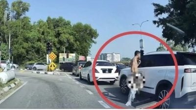 车龙中惊现裸男猛敲车窗  还躺在路中央