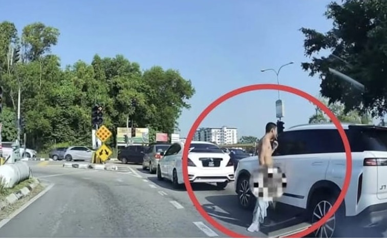 车龙中惊现裸男猛敲车窗 还躺在路中央