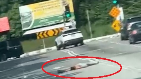 车龙中惊现裸男猛敲车窗 还躺在路中央