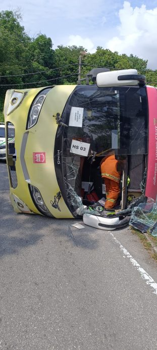 转弯失控！雪州精明巴士倾覆酿2轻伤