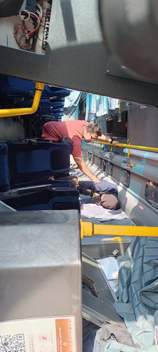 转弯失控！雪州精明巴士倾覆酿2轻伤