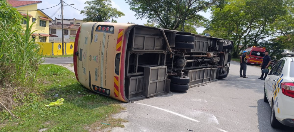 转弯失控！雪州精明巴士倾覆酿2轻伤