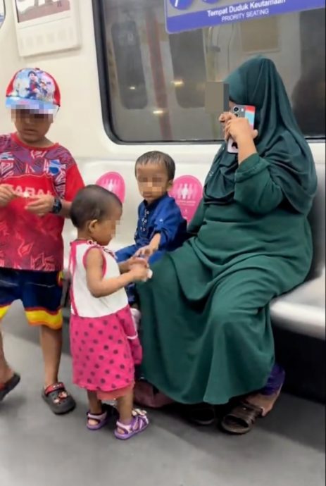 轻快铁车厢变厕所？女童当众便溺 母亲冷眼旁观惹众怒