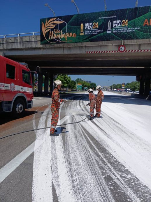 载化学品罗里翻覆雪消拯局派员清理