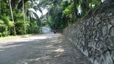 苏丹批加拉格尔路垃圾满地   隆市局连夜大扫除