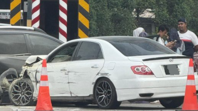 边驾边操作Waze   司机分神肇连环撞