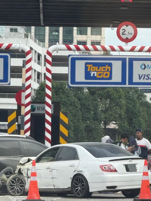 边驾边操作Waze 司机分神肇连环撞