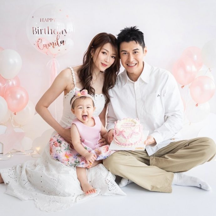 连诗雅分享女儿1岁生日照 吃蛋糕画面萌翻