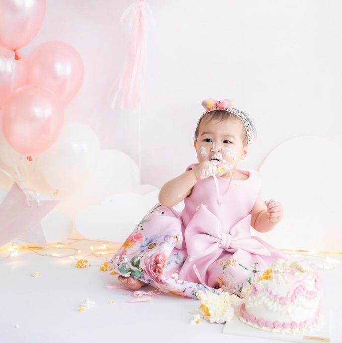 连诗雅分享女儿1岁生日照 吃蛋糕画面萌翻