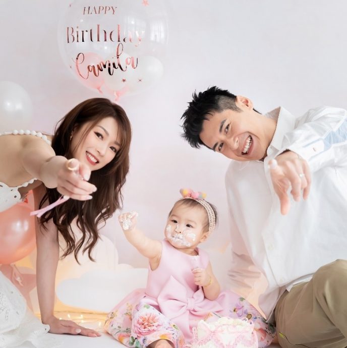 连诗雅分享女儿1岁生日照 吃蛋糕画面萌翻