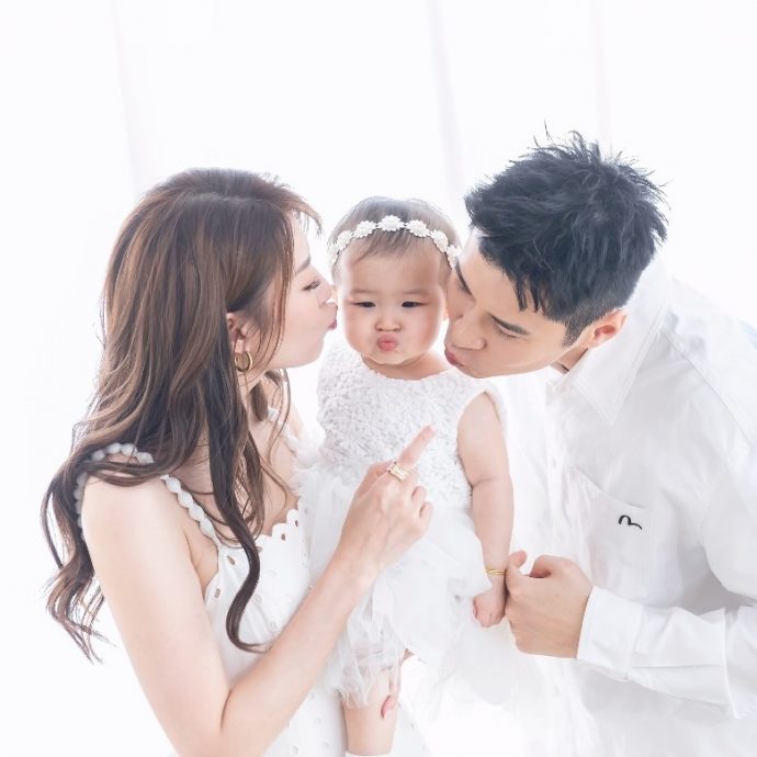 连诗雅分享女儿1岁生日照 吃蛋糕画面萌翻