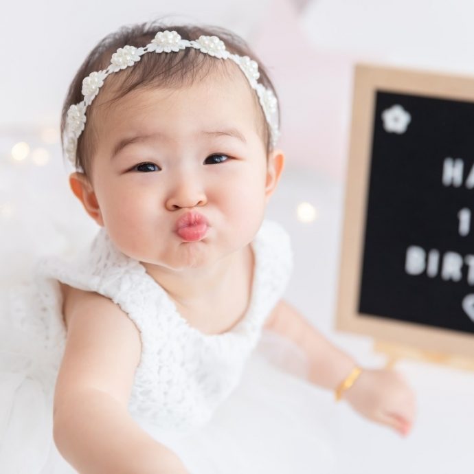 连诗雅分享女儿1岁生日照 吃蛋糕画面萌翻