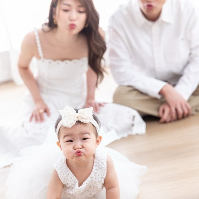 连诗雅分享女儿1岁生日照 吃蛋糕画面萌翻