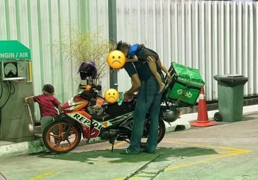 送餐员带3娃油站换尿片 网揭背后心酸惹人泪目