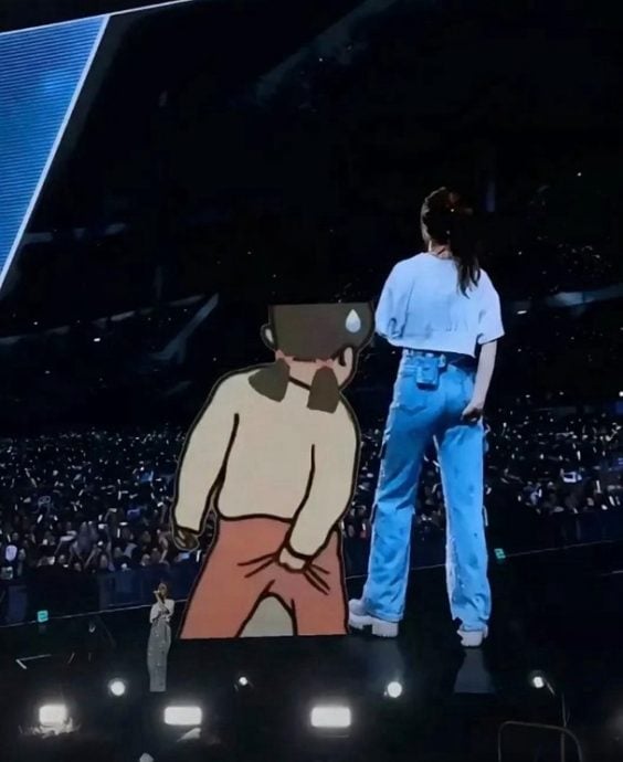 邓紫棋逾万人前做不雅举动 抓一身体部位登热搜