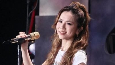 邓紫棋逾万人前做不雅举动 抓一身体部位登热搜