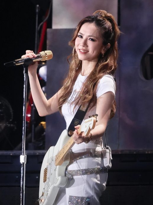 邓紫棋逾万人前做不雅举动 抓一身体部位登热搜