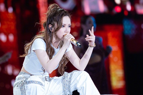 邓紫棋逾万人前做不雅举动 抓一身体部位登热搜