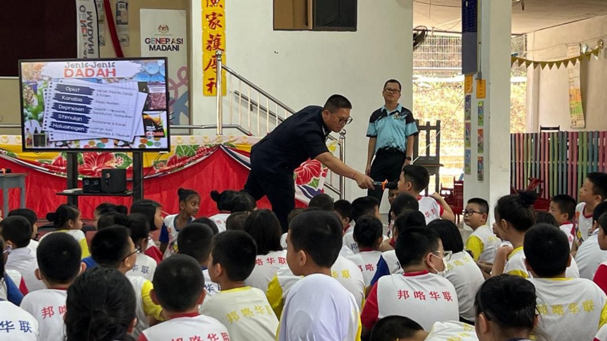 邦咯华联一二校巡讲 华裔警官倡导防诈反毒意识