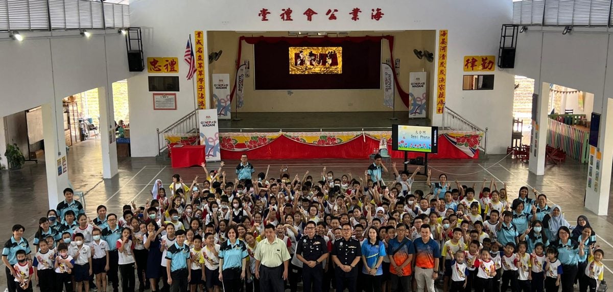 邦咯华联一二校巡讲 华裔警官倡导防诈反毒意识