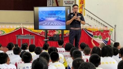 邦咯华联一二校巡讲 华裔警官倡导防诈反毒意识