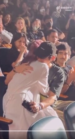 郑乃馨放闪泰版道明寺 光脚拥男友痛哭挨轰作秀