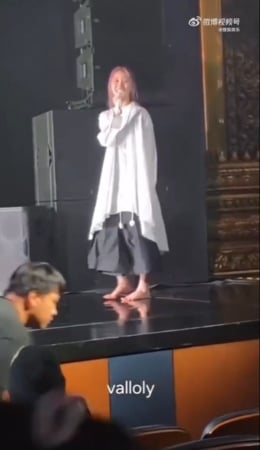 郑乃馨放闪泰版道明寺 光脚拥男友痛哭挨轰作秀