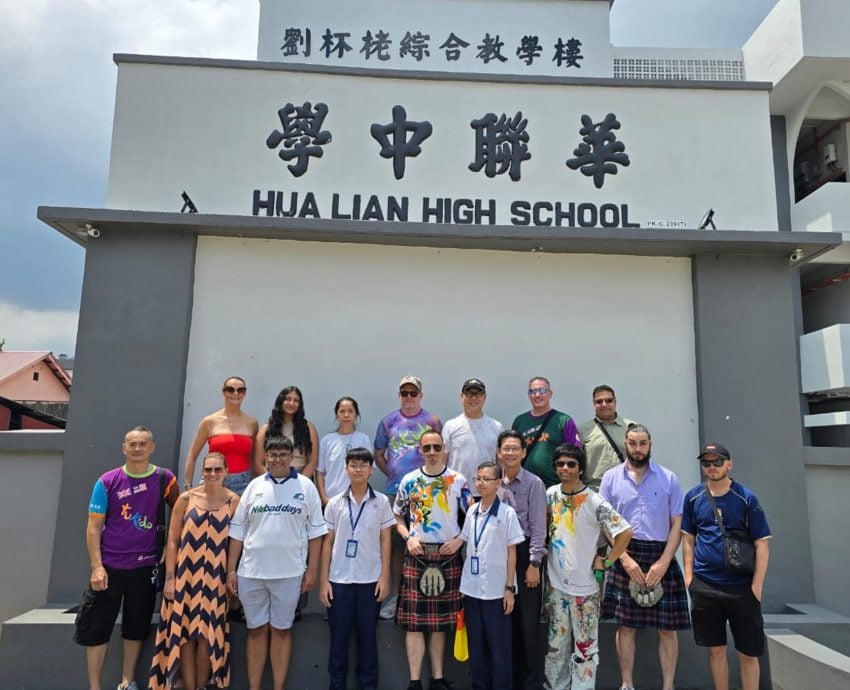 郑傅安率10名斗技道成员访华联独中与师生交流