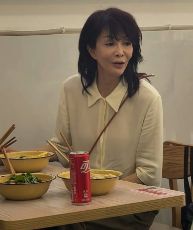 郑裕玲现身重庆 不满被偷拍当面对质