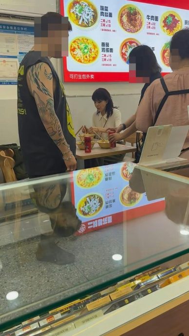 郑裕玲现身重庆 不满被偷拍当面对质