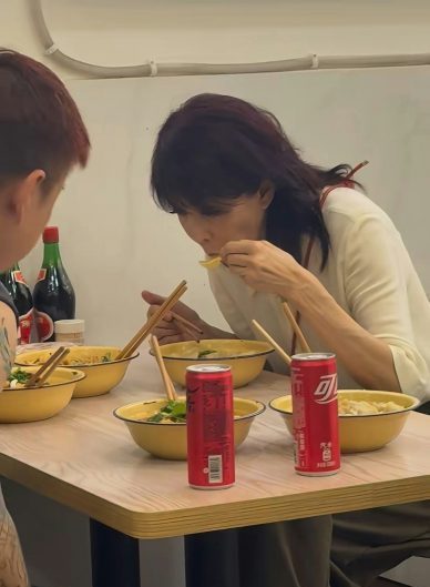 郑裕玲现身重庆 不满被偷拍当面对质