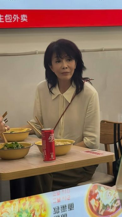 郑裕玲现身重庆 不满被偷拍当面对质