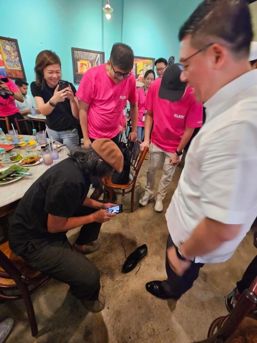 部长肯定穿外国货？ 倪可敏脱鞋证明：本地制造Bomba鞋！