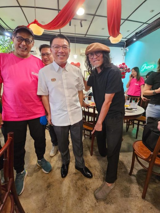 部长肯定穿外国货？ 倪可敏脱鞋证明：本地制造Bomba鞋！