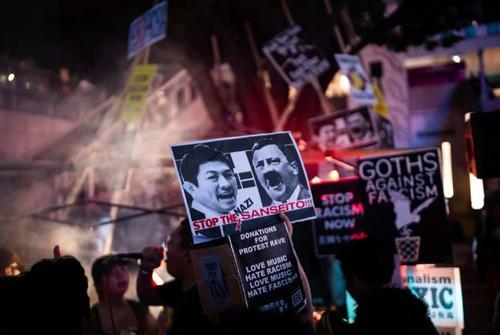 配坐看云起主文,两图)