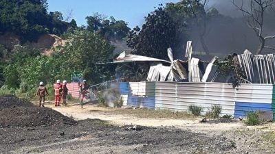 金属器材仓库大火  三小时扑灭无人伤亡