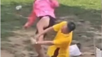 钓鱼变格斗！为抢钓位踢人下河